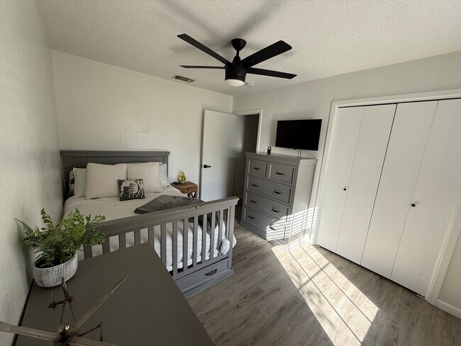 Building Photo - 3402 Azalea Dr