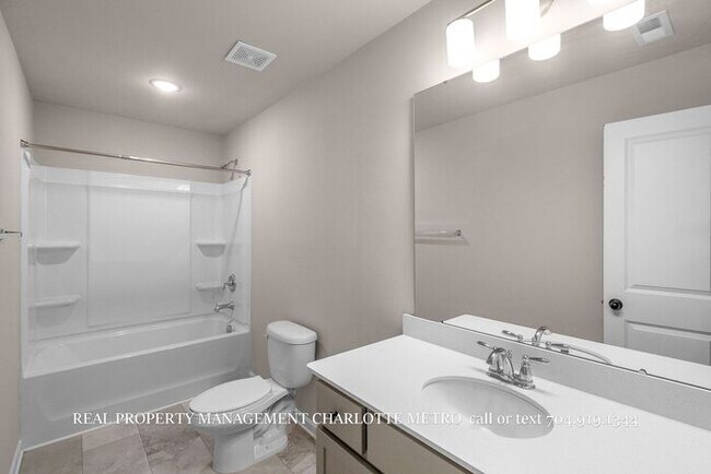 Building Photo - Stunning 4-bedroom, 2.5-bathroom home located in the vibrant city of Charlotte, NC.