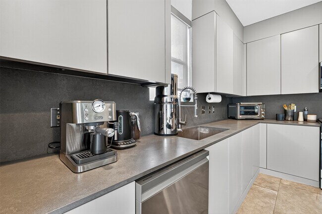 Building Photo - 10021 Hillside Bayou Dr