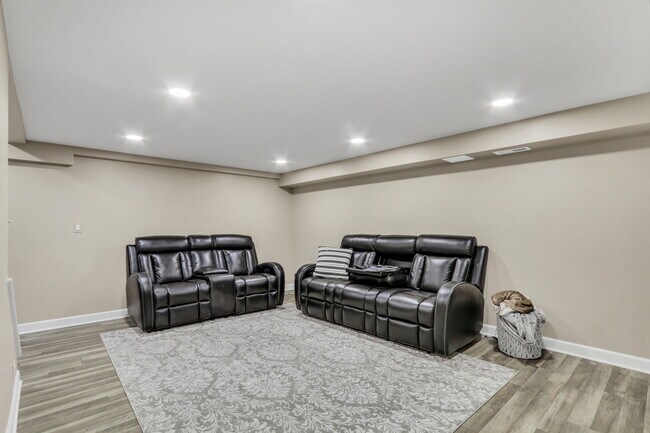 Building Photo - 658 White Ct