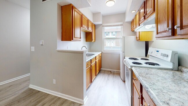 Building Photo - 3 Bedroom/1 bathroom renovated townhouse.
