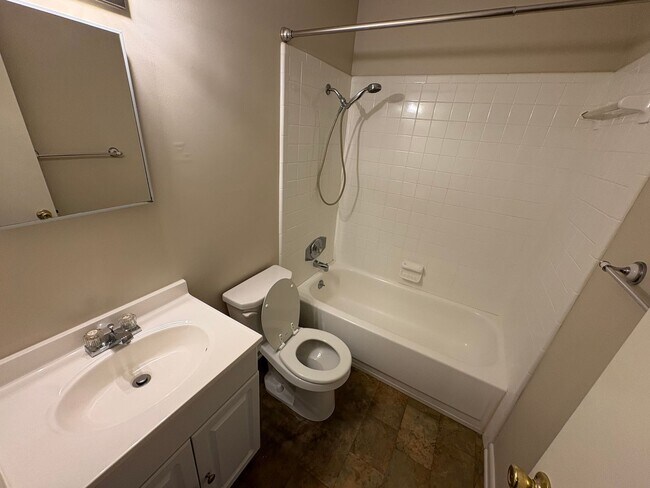 Building Photo - 2bed/1bath Duplex
