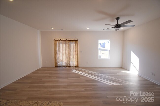 Building Photo - 752 Kitfox Dr NW