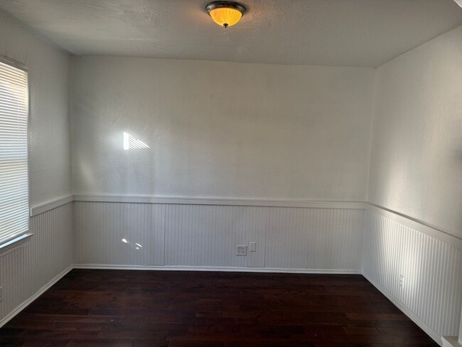 Building Photo - Charming 2-Bedroom, 1-Bath Home with Hardwood Floors & Cozy Enclosed Porch