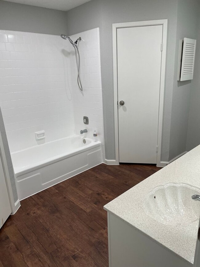 Building Photo - Charming 2 beds/2 baths duplex with privat...