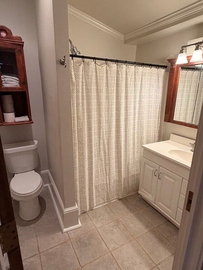 Building Photo - Gorgeous 1BD/1.5BA Uptown