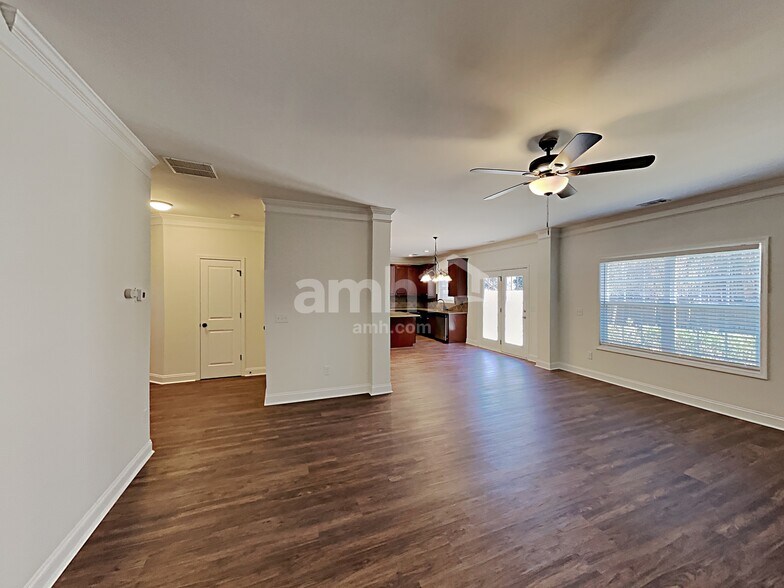 Building Photo - 446 Crestmont Ln