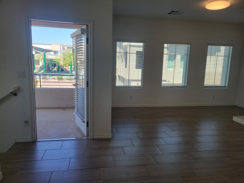 Building Photo - 600 N Carriage Hill Dr