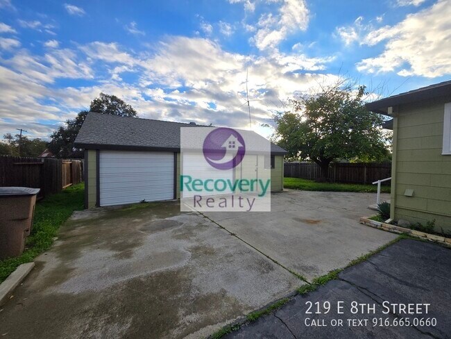 Building Photo - 219 E 8th St