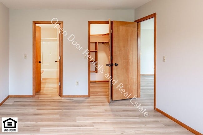 Building Photo - 1420/1422 Flagstone