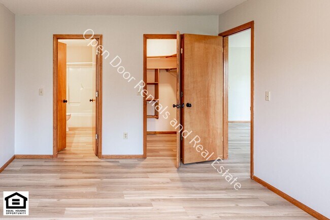 Building Photo - Fort Wayne Rising 1420/1422 Flagstone