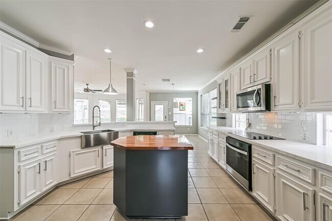 Building Photo - 9910 Brook Meadow Ln