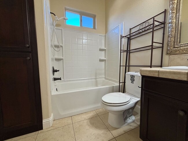 Building Photo - Beautiful 3 bedroom 2 bathroom