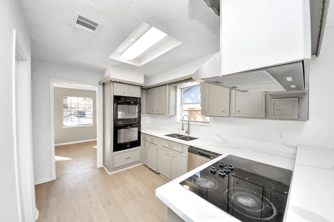 Building Photo - 6222 Vickijohn Dr