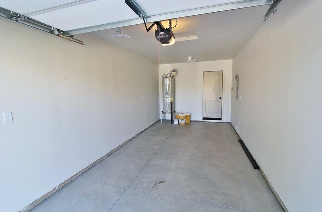 Building Photo - 1115 S Commercial Ave