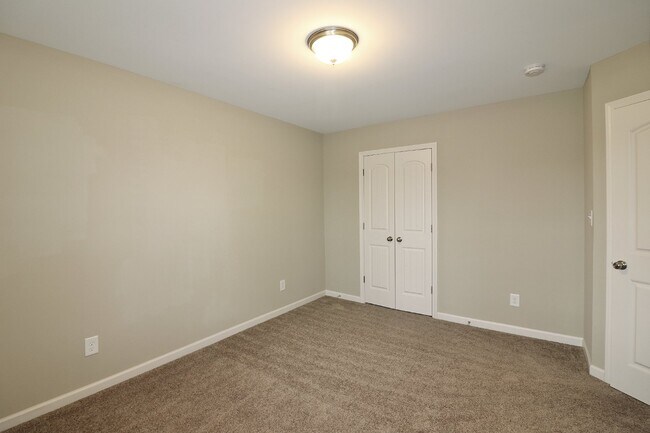 Building Photo - Spacious 4-Bedroom Home with Fireplace in Fayetteville, NC - A Must-See Rental Property!