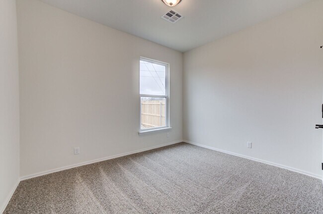 Building Photo - 4 BEDROOM CAPITAL HOME IN SAND SPRINGS!!!