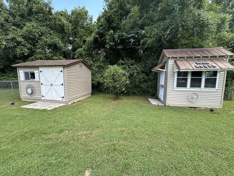 Building Photo - 808 Water View Ter