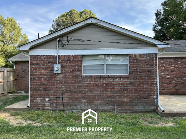 Building Photo - Unique 4BR/2BA Southaven Home | Hardwood Vaulted Sunroom & Fenced Yard