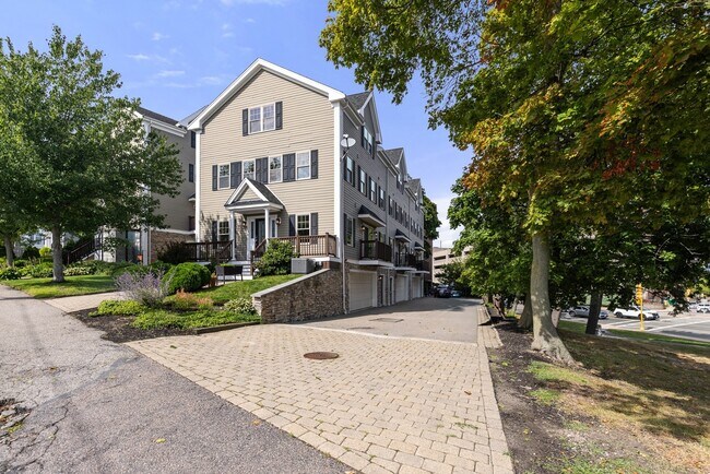 Building Photo - 248 Presidents Ln