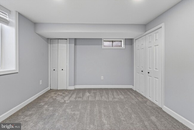 Building Photo - 2403 Kingsway Rd