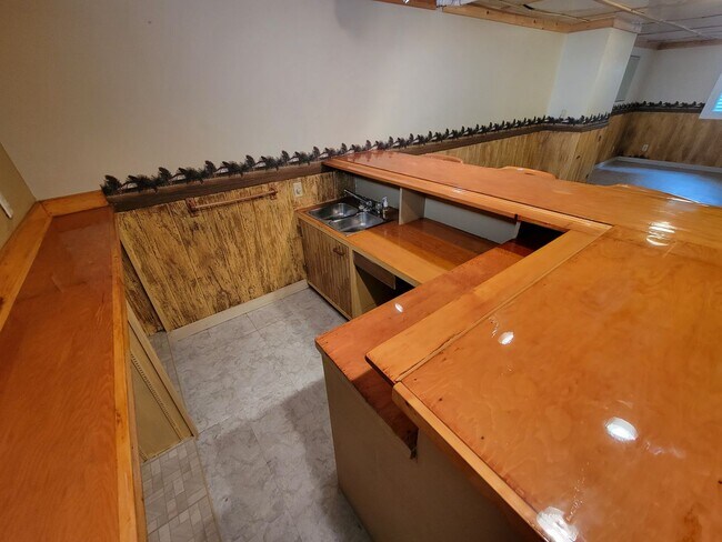 Building Photo - AVAILABLE AUGUST 15th - 4 Bed 3 Bath w/ Spacious Back Deck - SHORT TERM LEASE TILL END OF APRIL