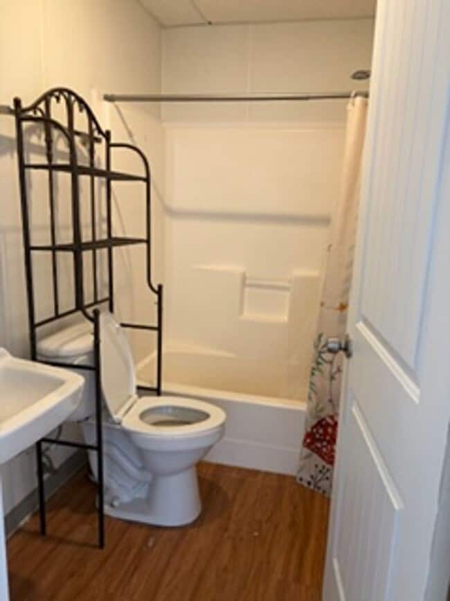 Building Photo - 2 Bed 1 Bath Duplex