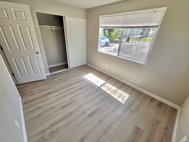 Building Photo - Luminous & Spacious apartments with Private Balcony in Tacoma