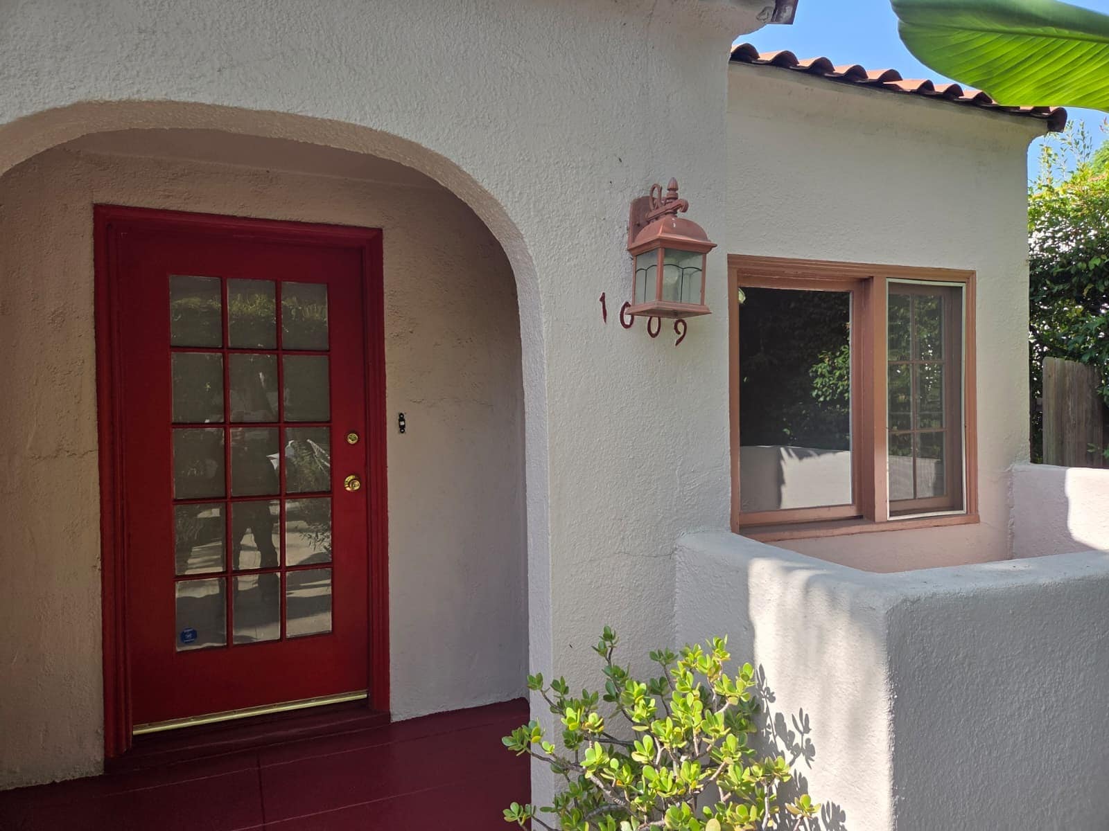 Front door & balcony - 1009 Havenhurst Dr