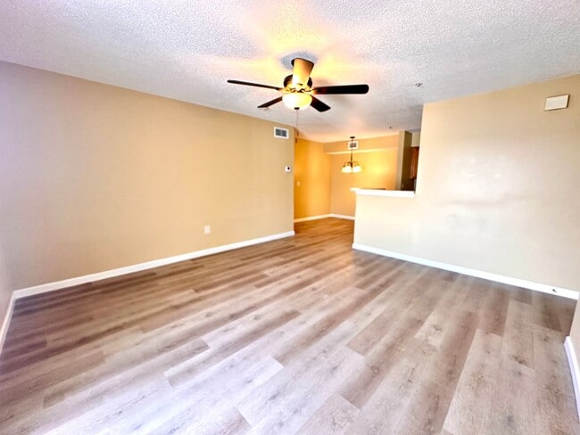 Building Photo - Newly Renovated Third Floor 1B/1B Unfurnis...