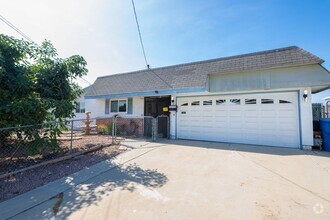 Building Photo - 4 bedroom 2 bath home w/ additional one be...