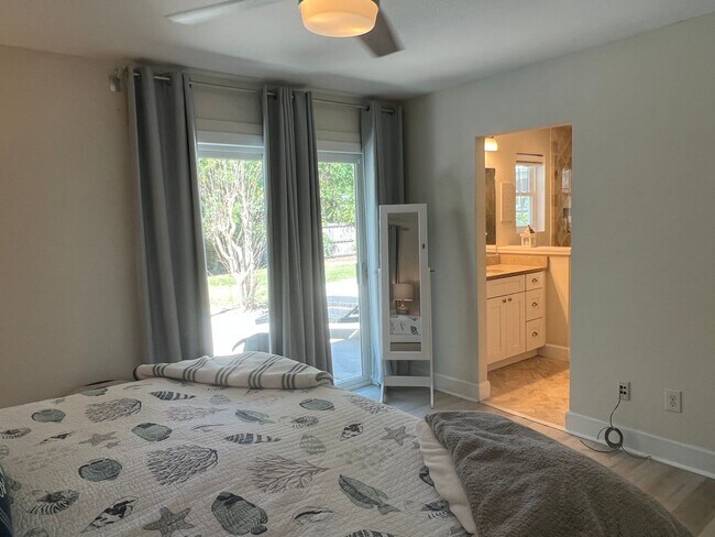 Building Photo - Updated Old Woodlands Plantation Home with Fenced Yard