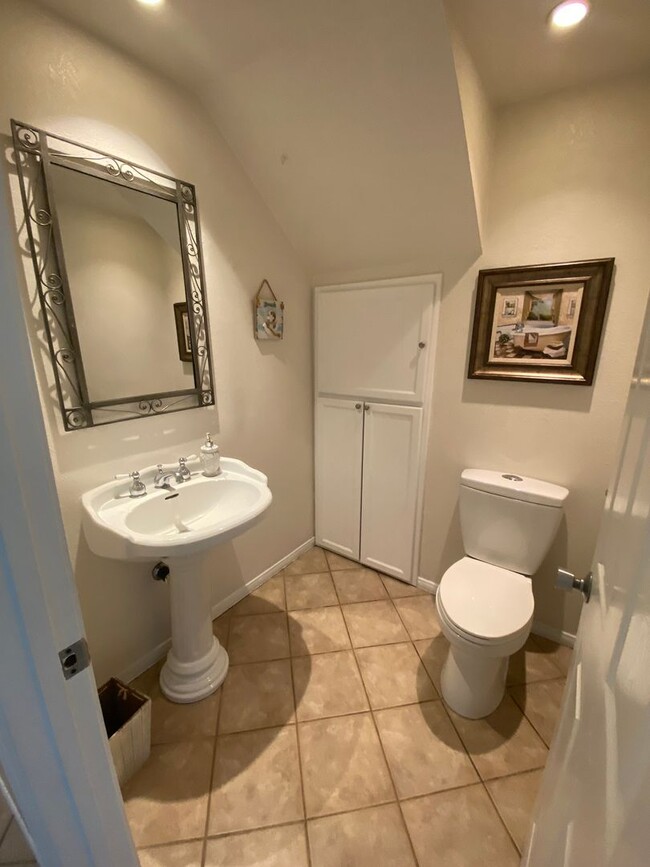 Building Photo - Two Bedroom Huntington Beach Townhouse w/ ...