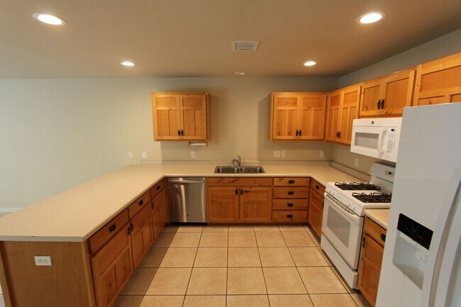 Building Photo - Spacious 3BR home Near NAU | New Carpet + Parking for 3 Vehicles
