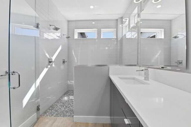 Building Photo - $5,640.95, $300 off the first month's rent, 4 Beds - 5 Bath, Townhouse in Denver with Office!