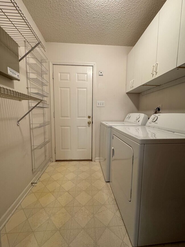 Building Photo - Not to be Missed on Heritage Square!