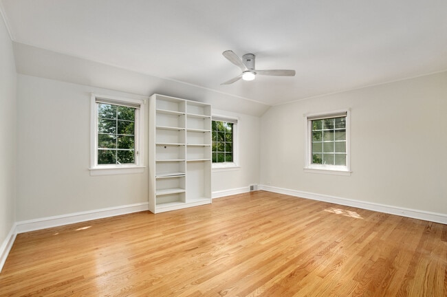 Building Photo - 9445 Avers Ave