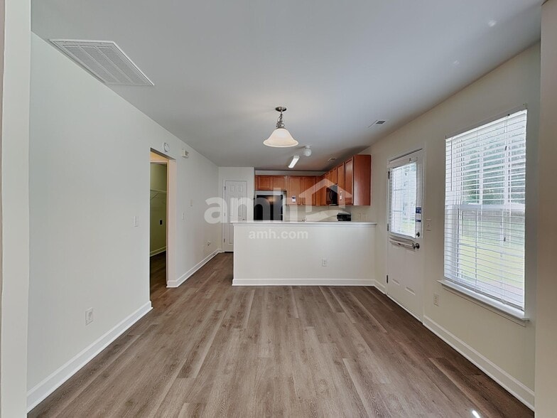 Building Photo - 982 Ramsgate Dr SW