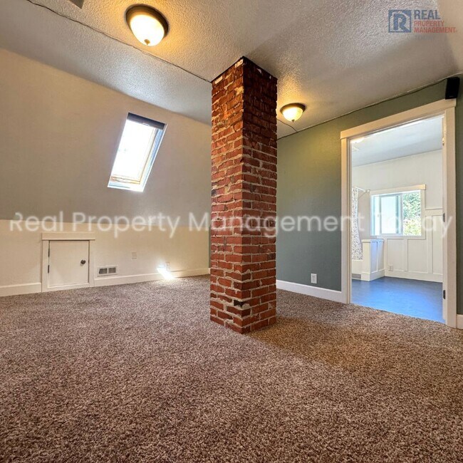 Building Photo - 9919 Woodland Ave E