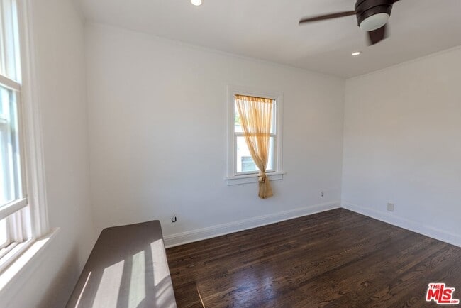 Building Photo - 1067 S Sycamore Ave