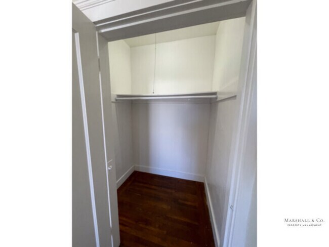 Building Photo - UPDATED + SPACIOUS 2 BR/ 1 BA IN INNER RIC...