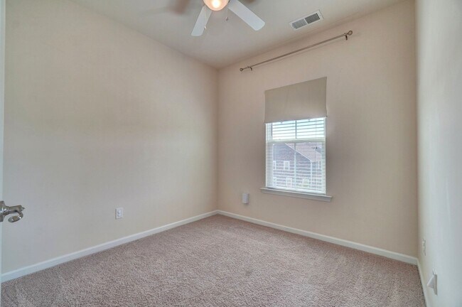 Building Photo - READY 08-17-26l!! A 3-Bedroom Townhome w/Garage in Culpepper Landing! Community Pool, Dog Park, P...