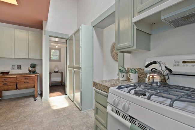 Building Photo - 114 Fairbanks St