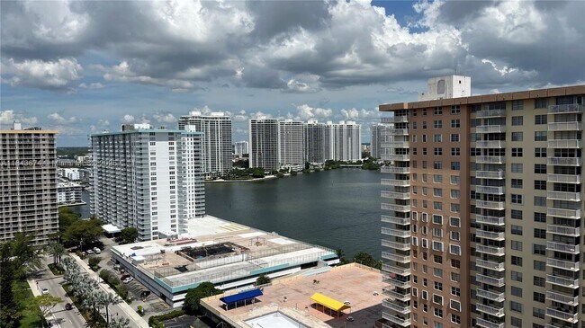 Building Photo - 250 174