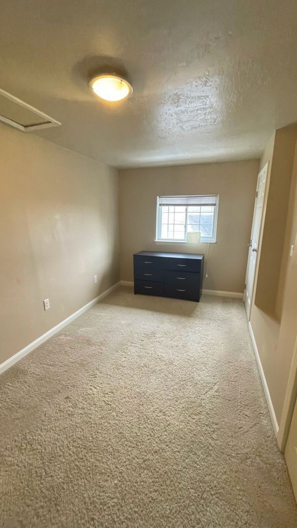 Building Photo - 2 Bedroom House with an office for Rent in South Side!