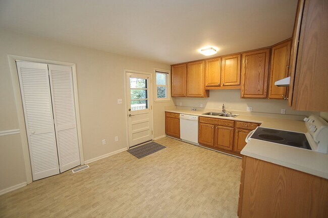 Building Photo - Charming and Cozy 3-Bedroom Racnh Home in Prime Raleigh Location with FENCED BACKYARD!!