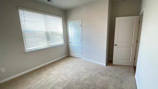 Building Photo - New build 4 bedroom house in Market Commons