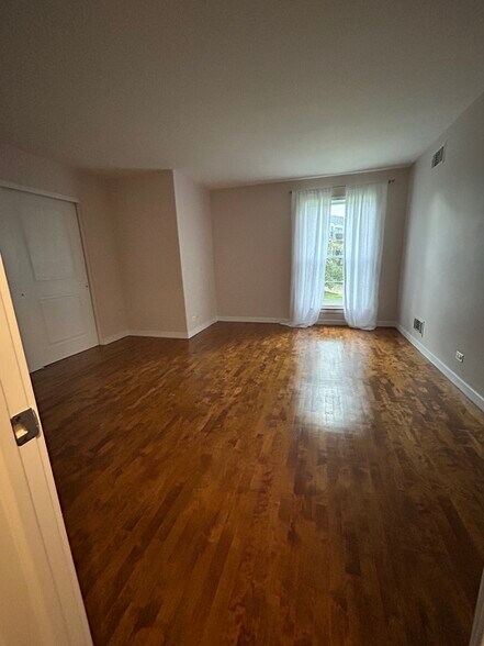 Building Photo - 5400 Carriageway Dr