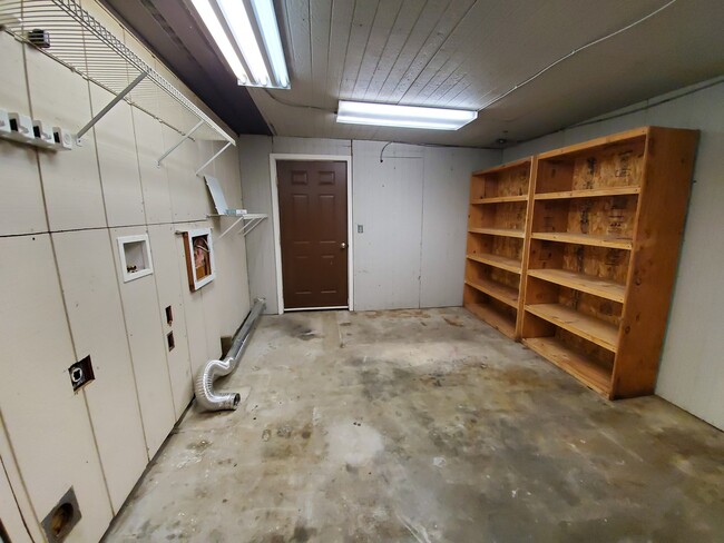Building Photo - 906 Rd 46