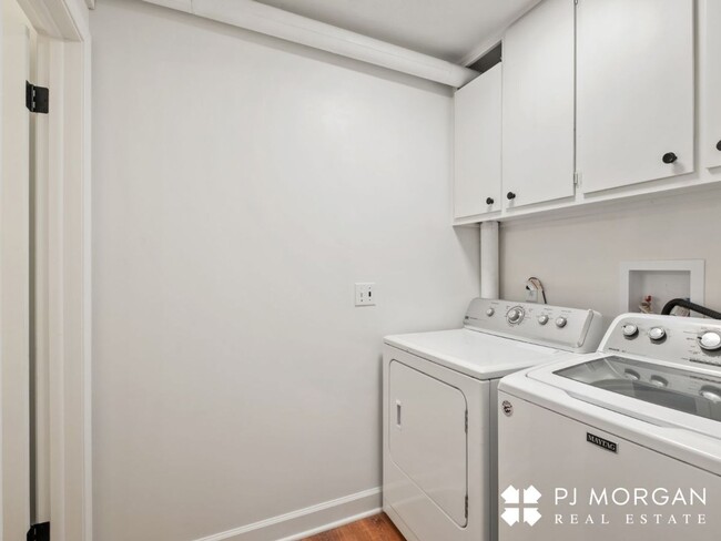 Building Photo - 4 Bedroom, 2.5 Bathroom, 2 Bonus Rooms - N...